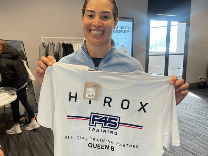 Queen holding hyrox Shirt Queen holding hyrox Shirt .jpg